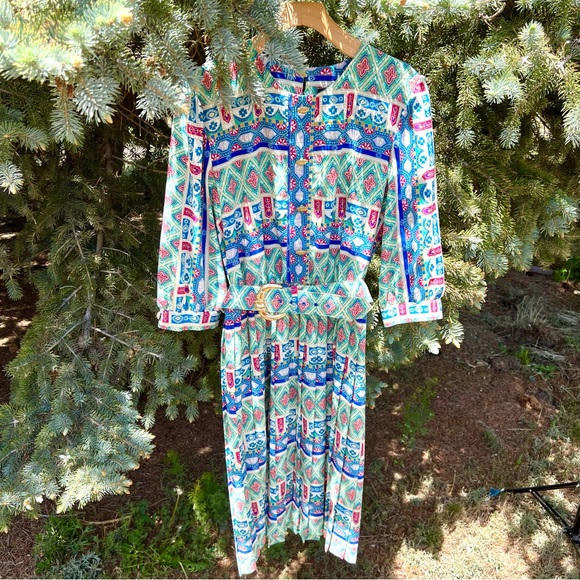 Vintage 1980s Abstract Print Pleated Dress With Matching Belt And Shoulder Pads - Picture 4 of 12